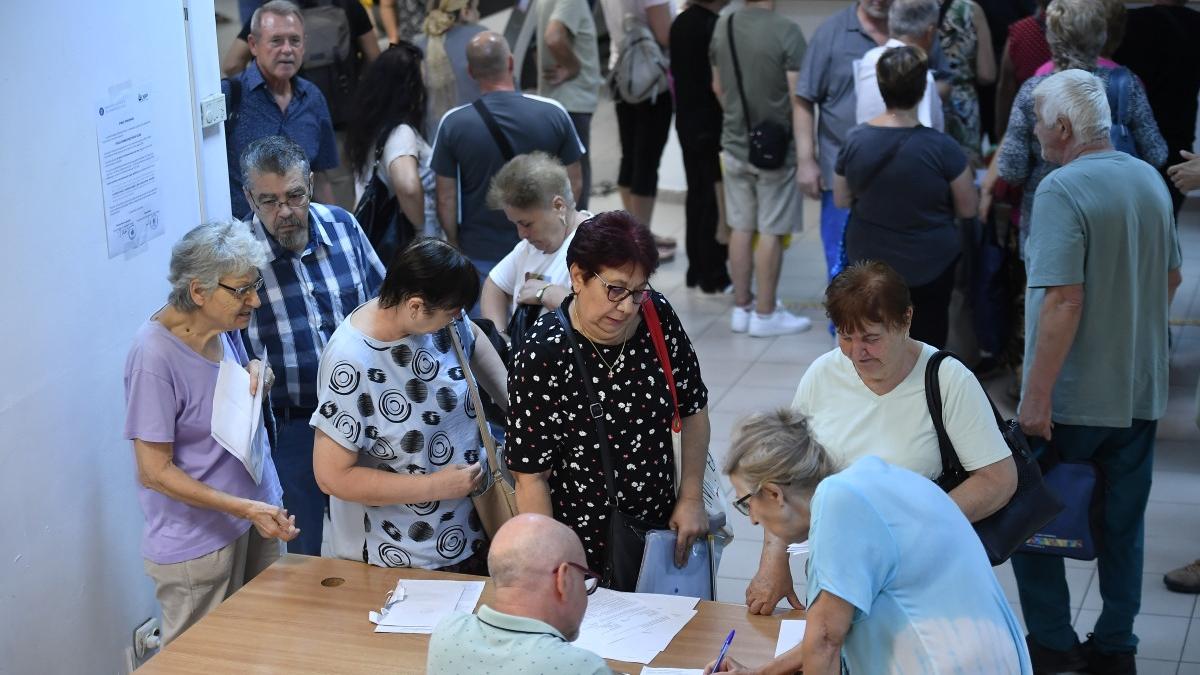 sute de cereri au blocat casa de pensii buzau pensionarii isi vor banii de cass inapoi dar functionarii nu i pot ajuta cu nimic