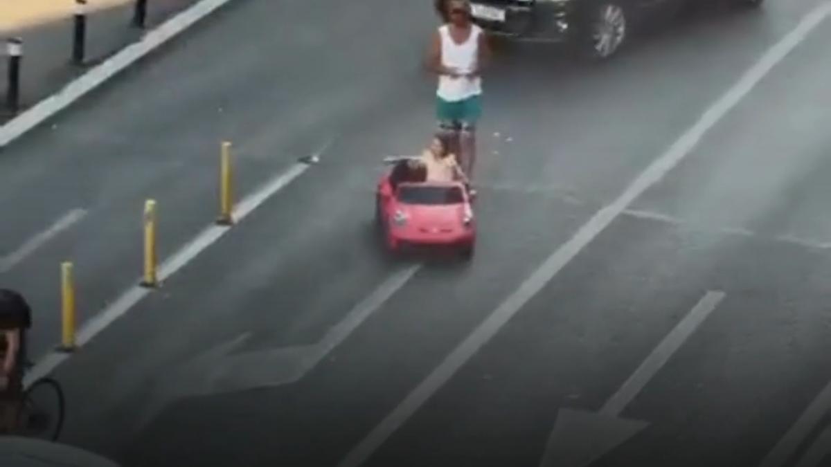 imagini halucinante pe calea victoriei un copil conducea o masina de jucarie pe carosabil tatal a fost gasit de politie