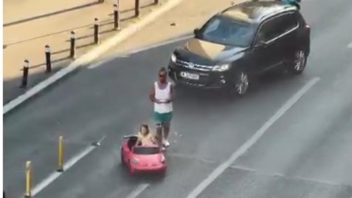 imagini halucinante pe calea victoriei un copil conducea o masina de jucarie pe carosabil tatal a fost gasit de politie si amendat