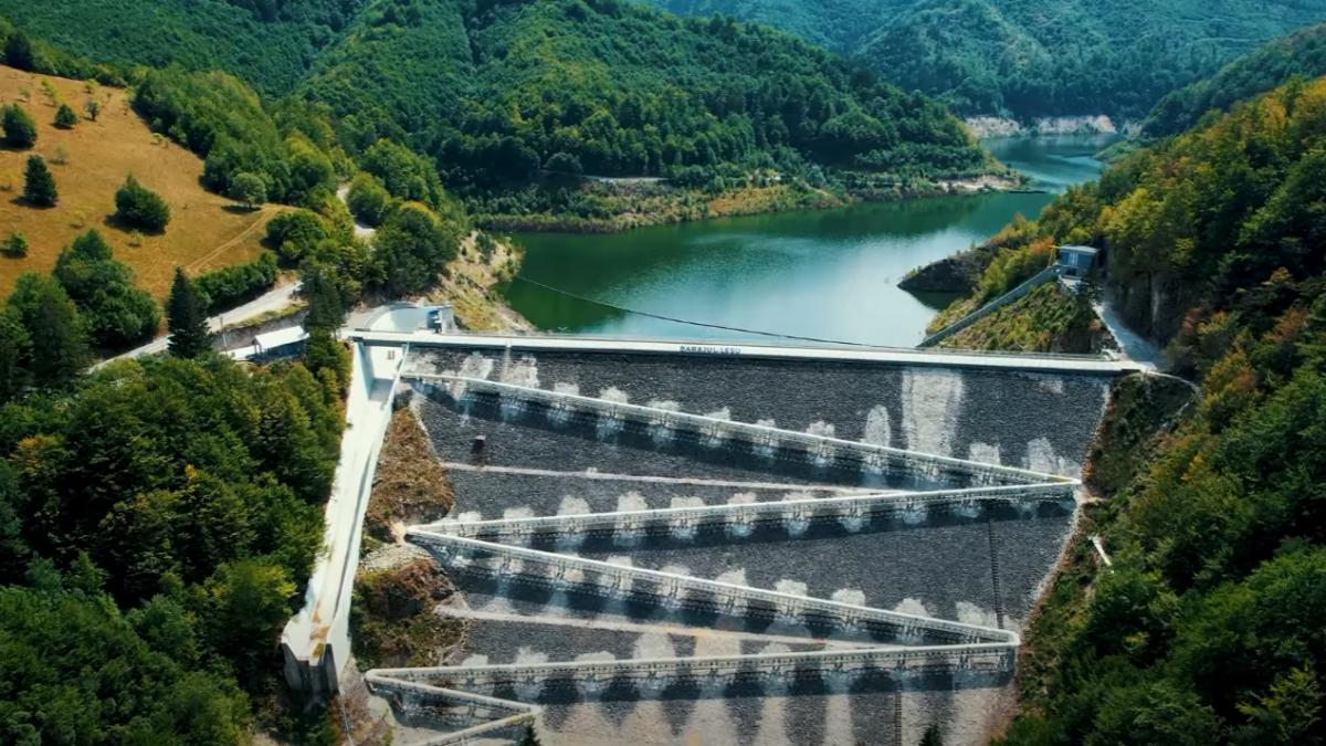 imagini spectaculoase barajul lesu construit in anii 70 a fost reabilitat are acum o scara pentru pesti si insule plutitoare