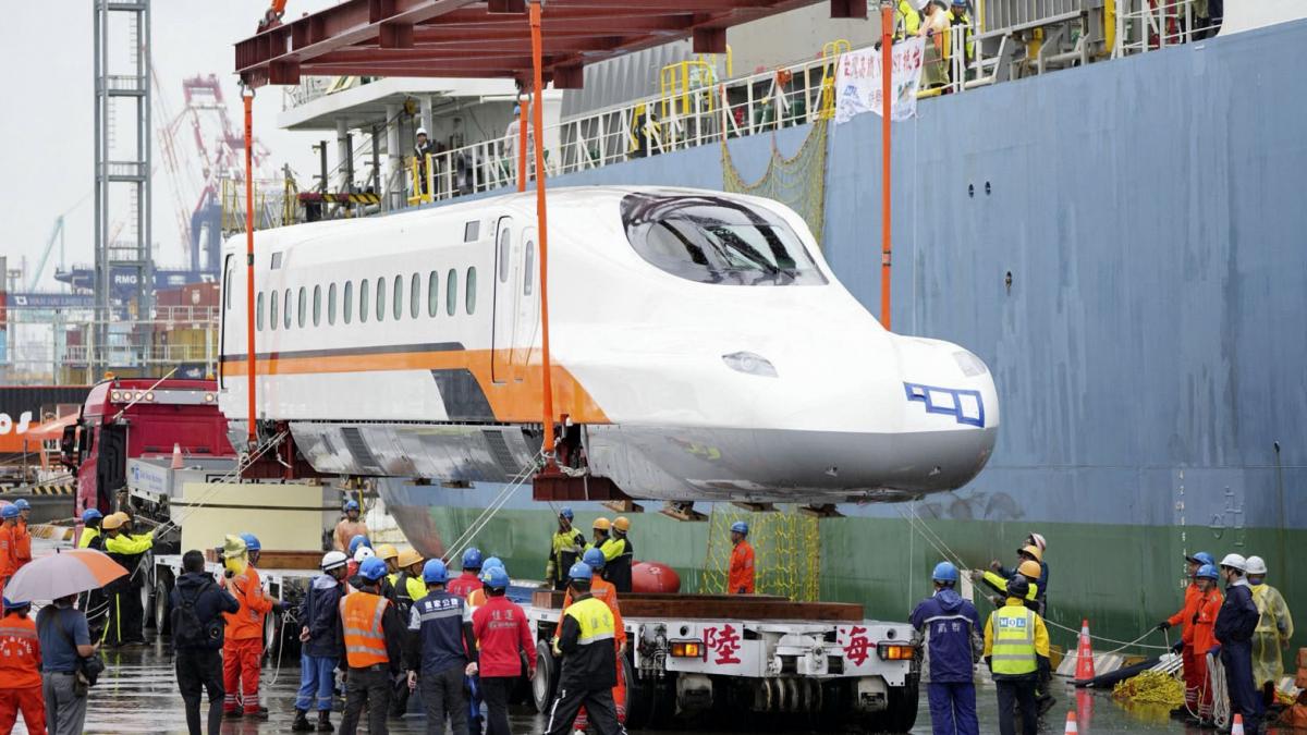japonia livreaza taiwanului 12 dintre celebrele sale trenuri shinkansen primul are 300 de metri lungime