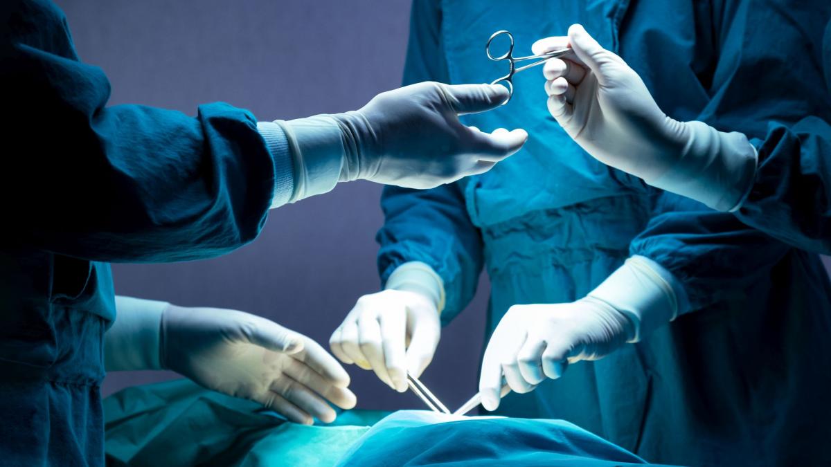 chirurgi in sala de operatii