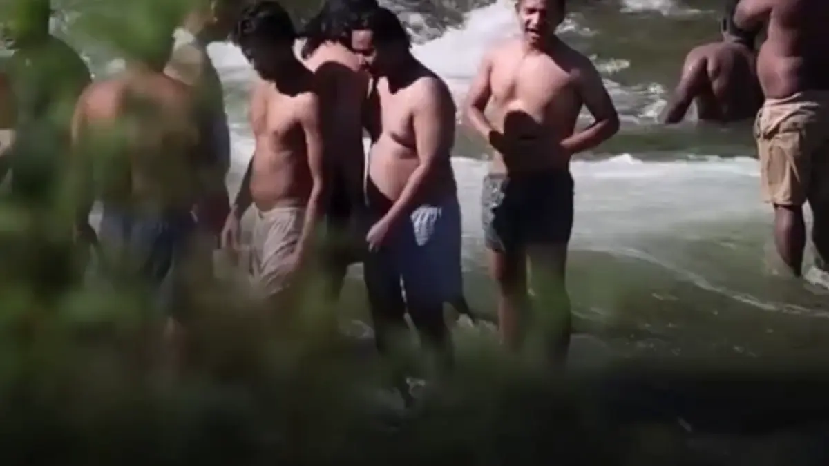 muncitorii asiatici se racoresc alaturi de romani in raul ciorogarla se imbaiaza mananca dupa care isi strang tot si pleaca