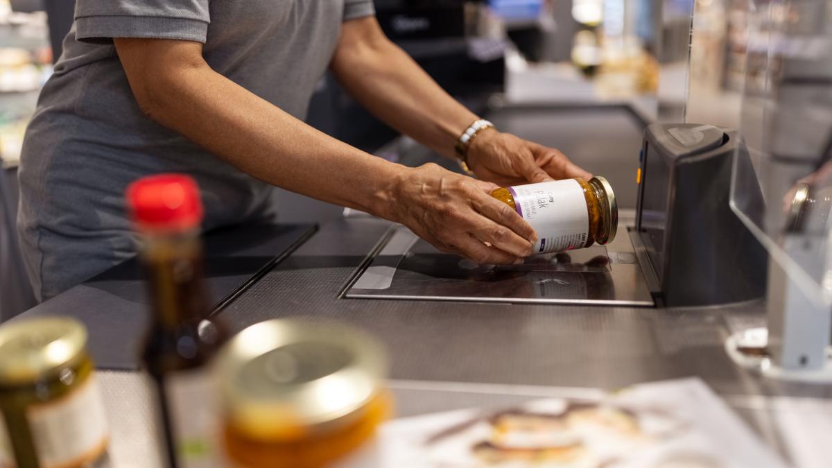 o casiera de la auchan a fost concediata dupa 19 ani de munca decizia a fost luata dupa ce s a vazut ce a facut 20 de secunde