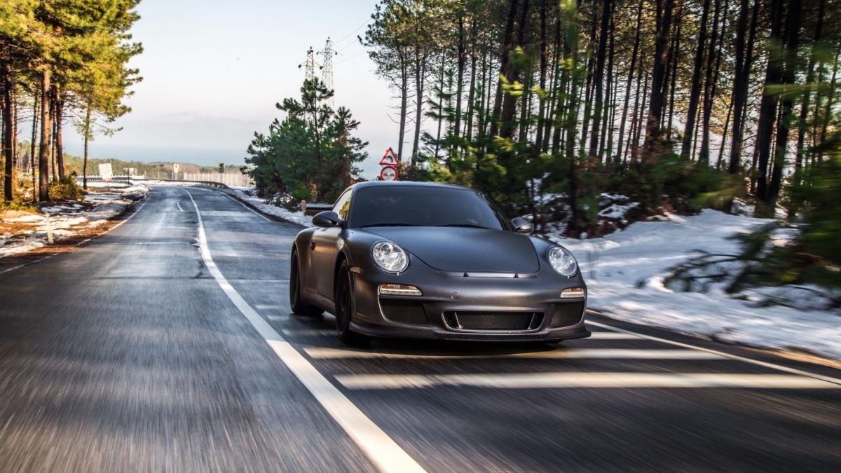 masina porsche 911 pe strada pe timpul iernii