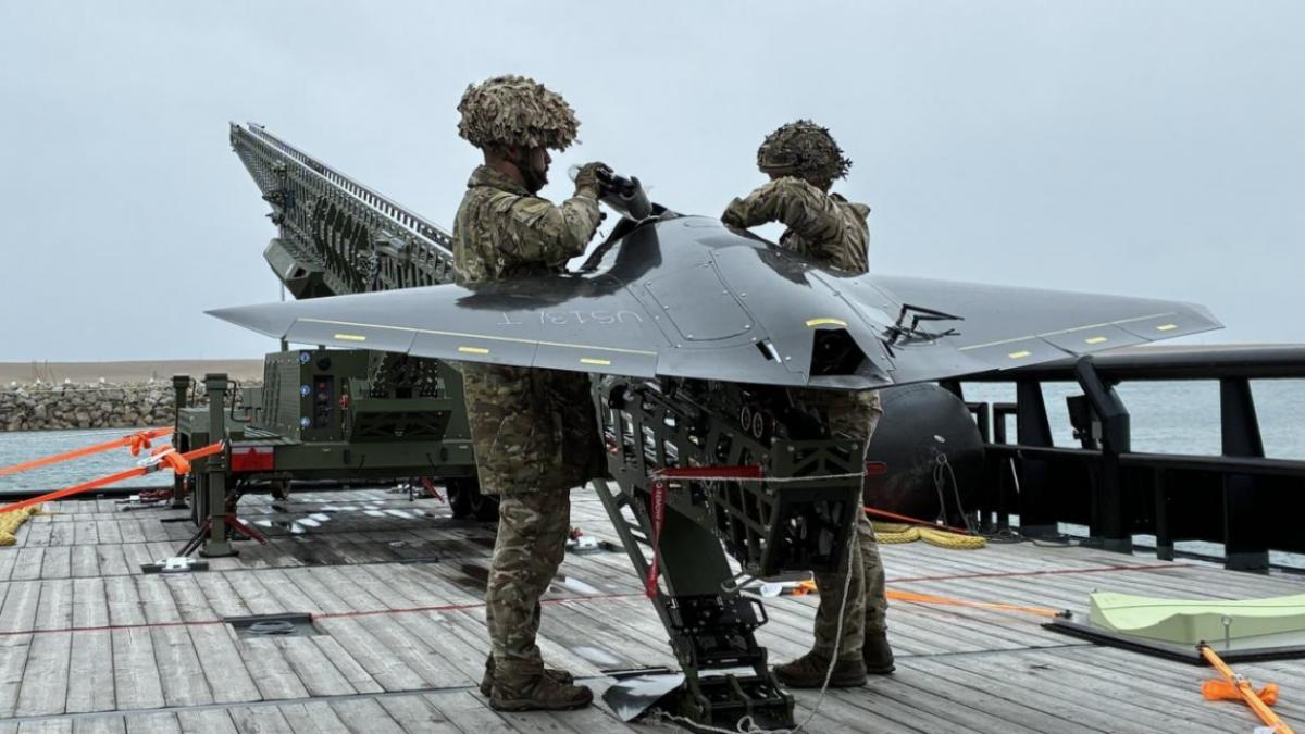 soldați britanici pregătesc o dronă „Nyan” pentru lansare