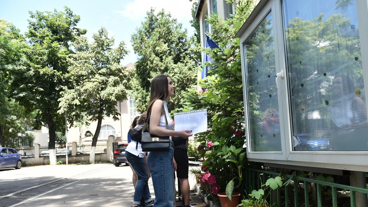 poza in care apare o eleva care isi verifica rezultatele la avizierul scolii