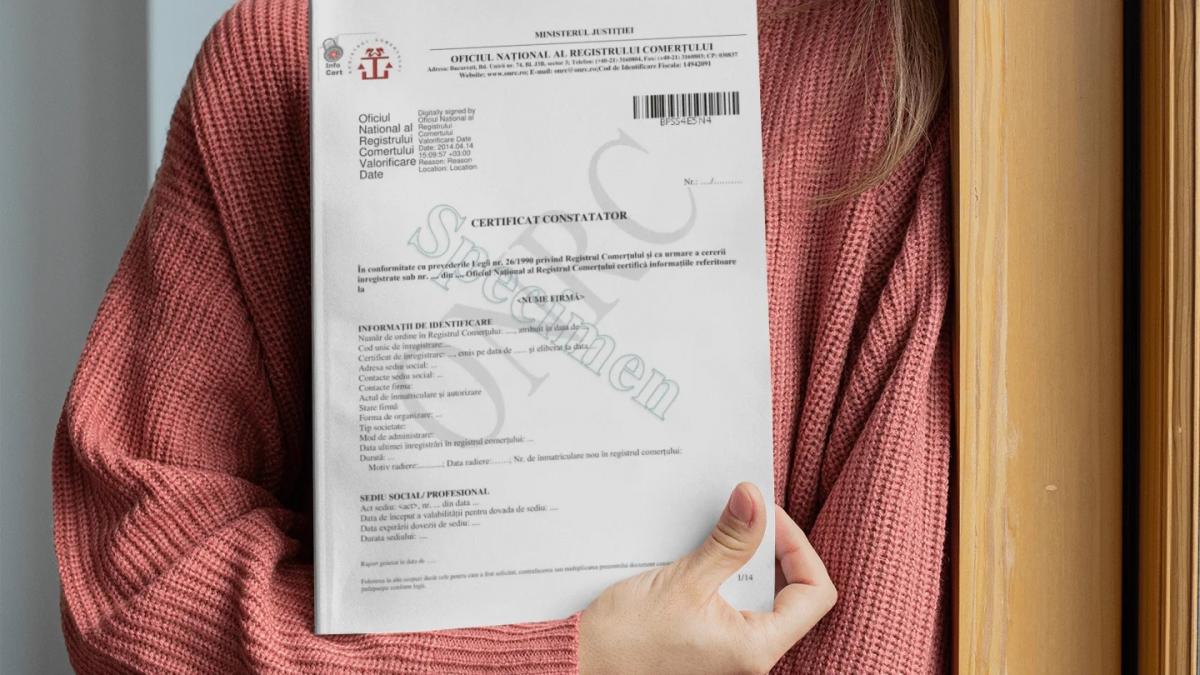 femeie care tine in mana un certificat constatator