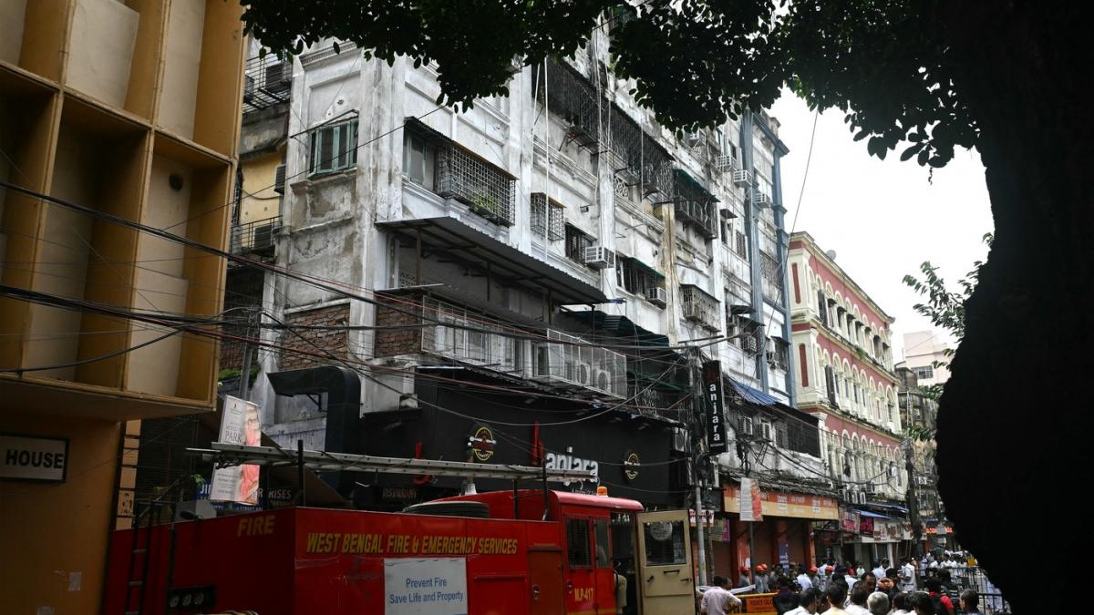 pompieri langa un hotel care a ars in india