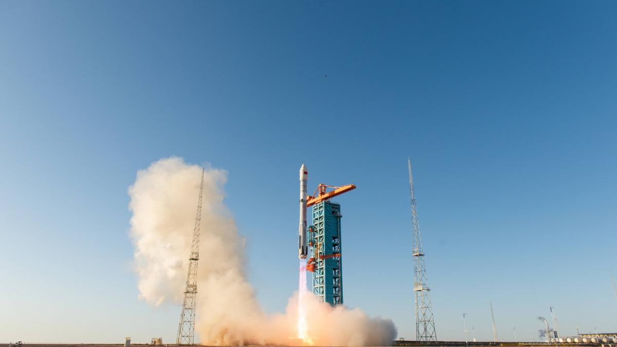 china recupereaza pentru prima data pe uscat o treapta de racheta un pas important spre zborurile reutilizabile