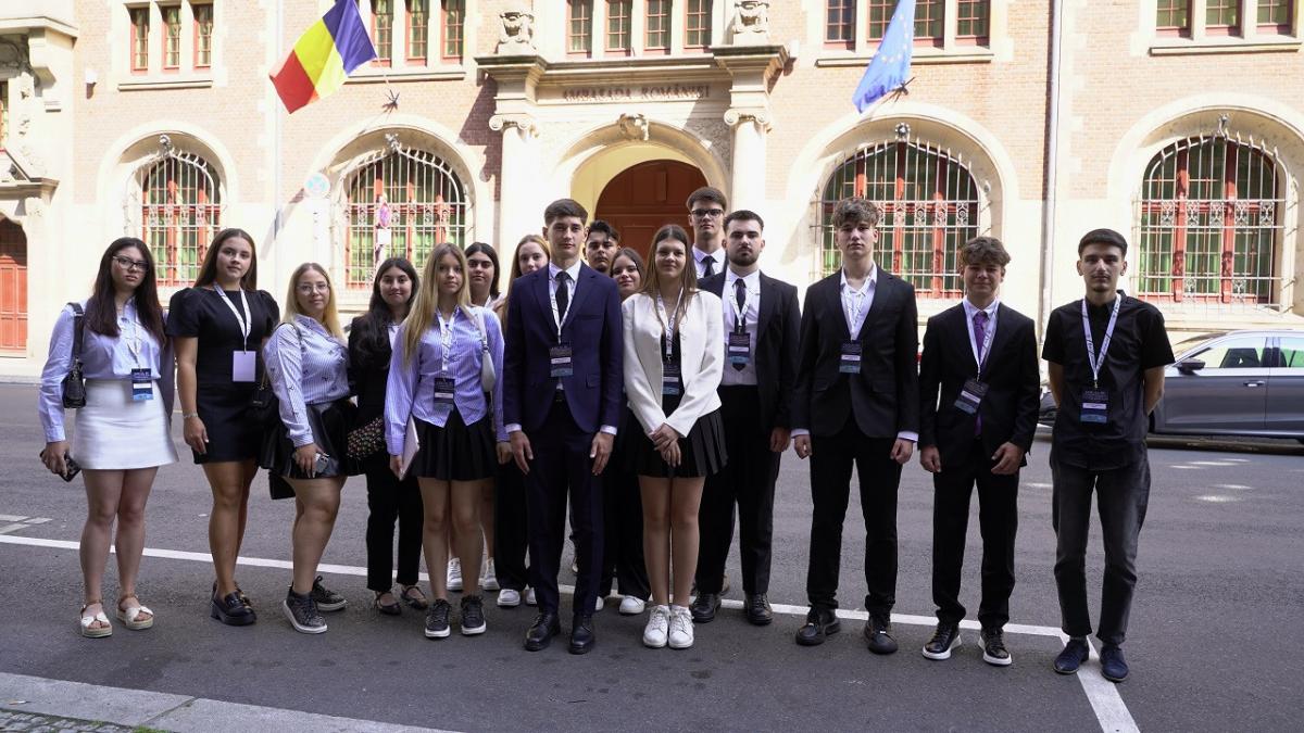diplomatie leadership si experiente europene 16 tineri din clt alexandria au descoperit europa in cadrul programului l o c a l eu