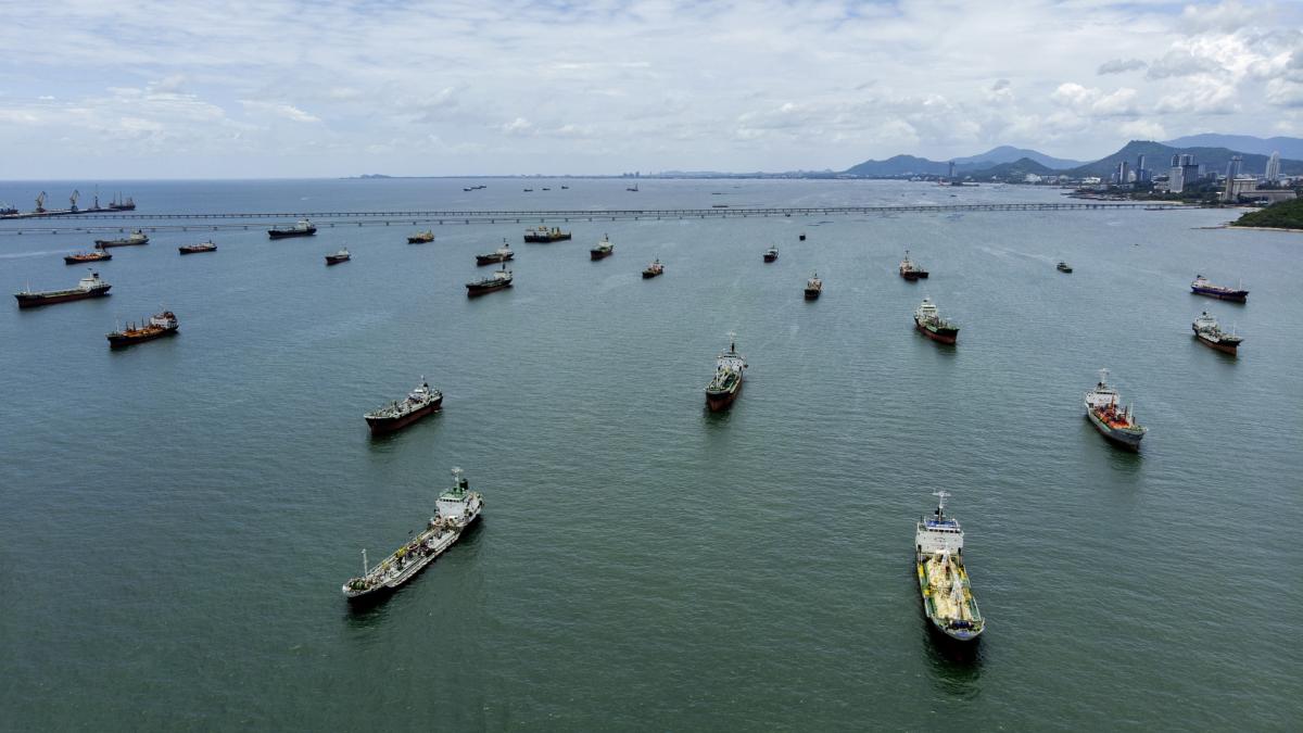 doar sase nave au traversat stramtoarea ormuz marti transportatorii evita ruta strategica