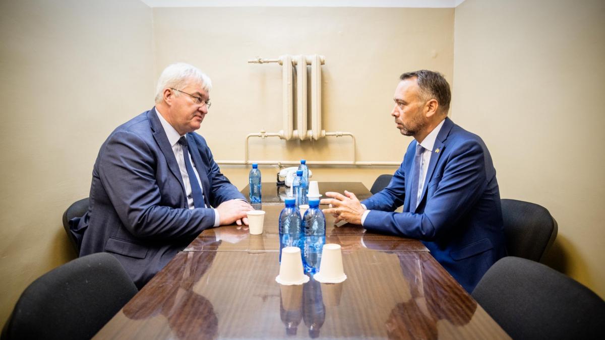 ministrii de externe ai belgiei si ucrainei s au intalnit intr un adapost antiaerian din kiev in timp ce sunau sirenele de raid aerian