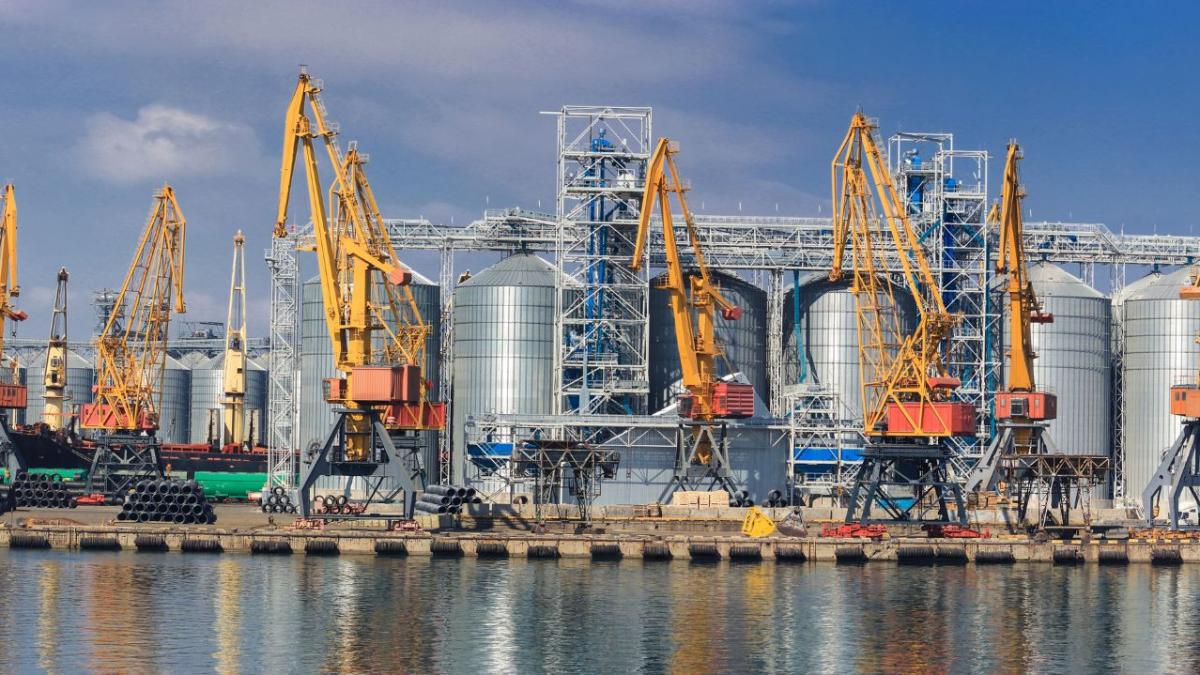 navele comerciale nu mai intra in porturile din odesa portul constanta devine esential pentru exporturile de la marea neagra