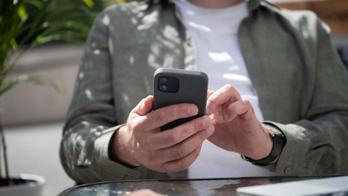 o persoana acceseaza un smartphone