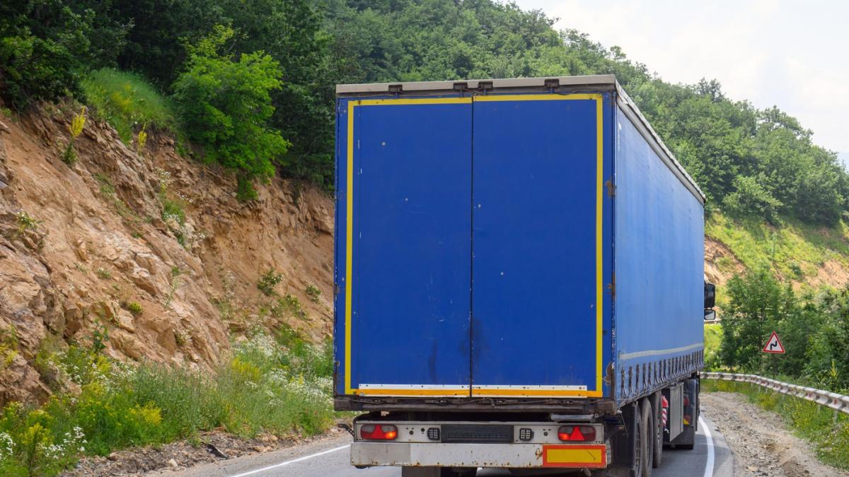 un sofer roman de tir a fost jefuit in timp ce dormea in bulgaria hotul i a furat 200 de litri de motorina