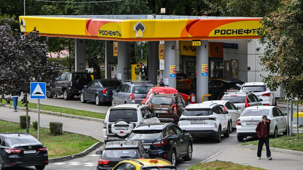 cozi in benzinariile din moscova