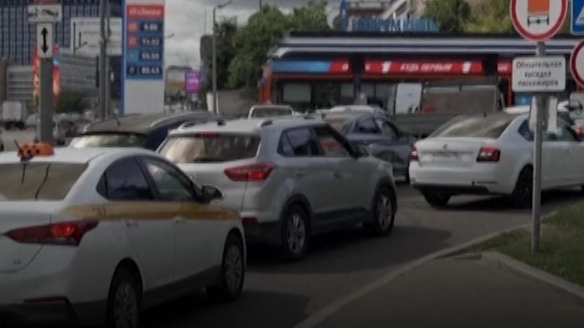 benzina a disparut la 7 din 10 benzinarii din rusia apar cozi in premiera la moscova iar kremlinul introduce combustibili interzisi