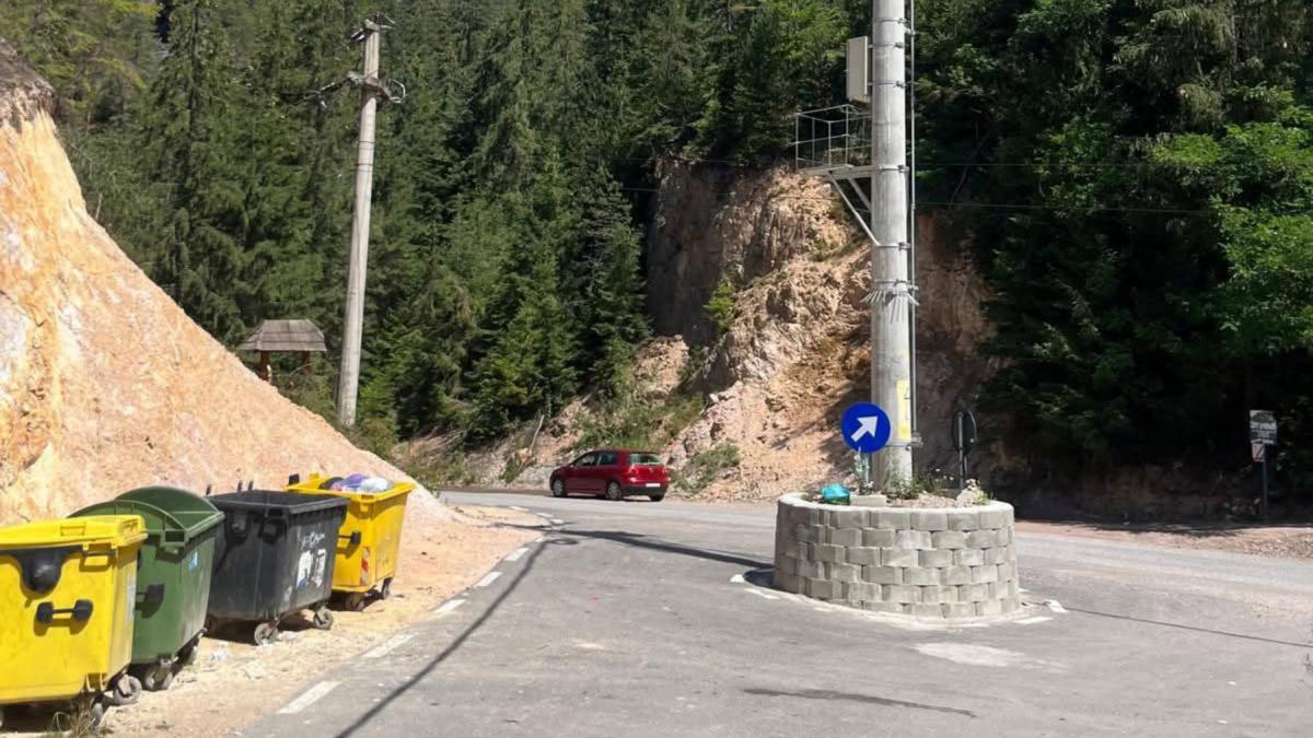 comuna din romania unde s a construit un sens giratoriu special pentru un stalp lasat de muncitori in mijlocul unui drum nou