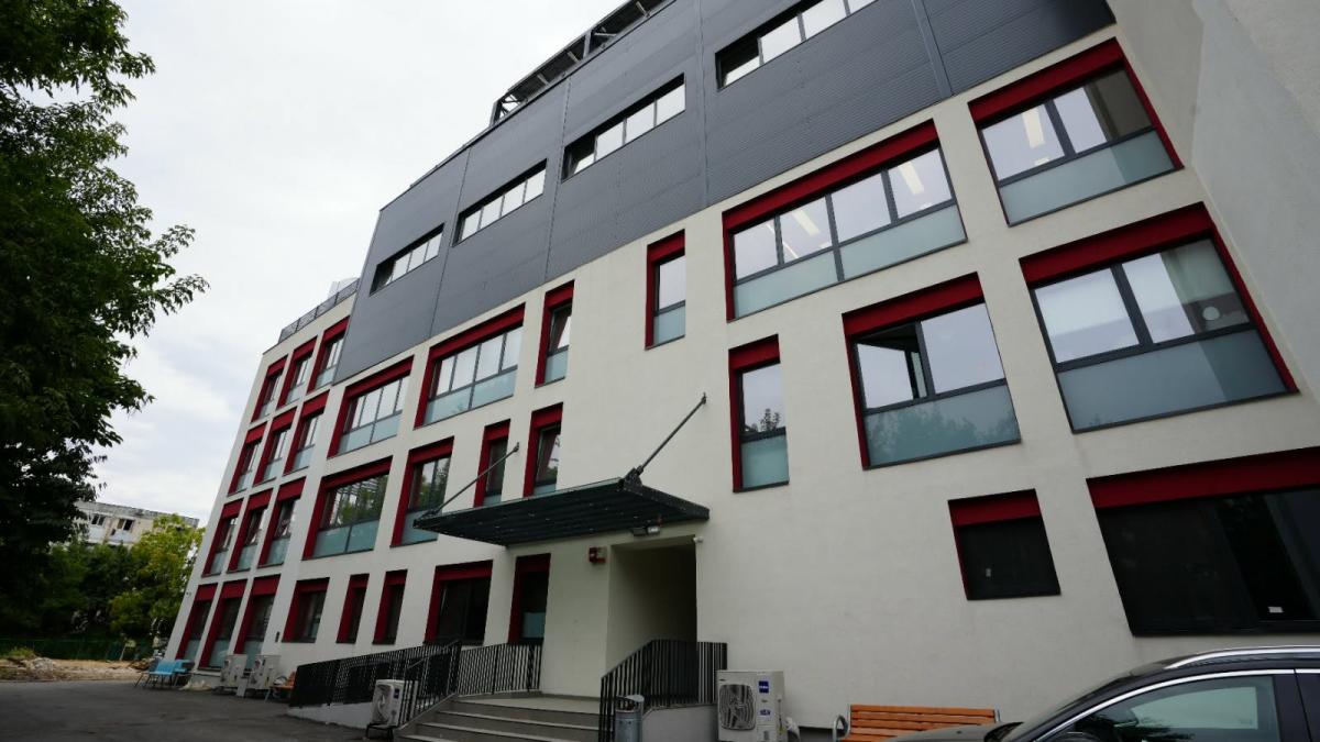 constructia scolii gimnaziale nr 149 este pe ultima suta de metri elevii vor incepe noul an scolar in cladirea modernizata si extinsa
