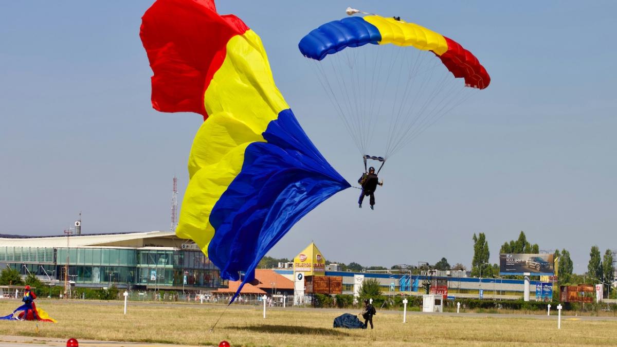parasite cu steagul României aterizând pe aeroportul Otopeni București