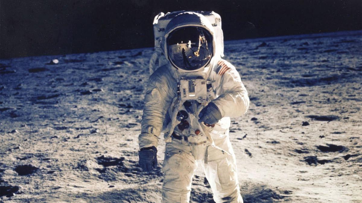 astronaut pe luna