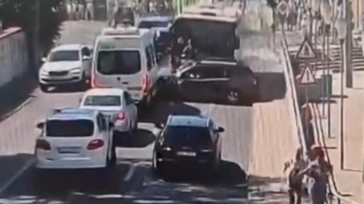un sofer beat a intrat cu autobuzul plin cu calatori in 12 masini in medias 6 persoane au fost ranite