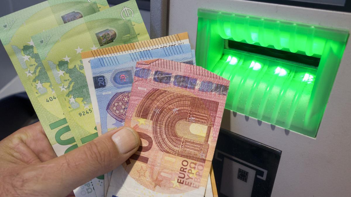 banii gheata devin plan de rezerva europenii fac stocuri de teama razboiului incendiilor si atacurilor cibernetice