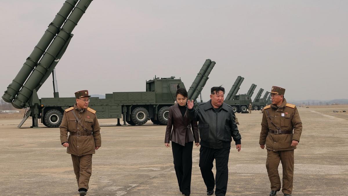 coreea de nord a lansat 10 rachete balistice dupa anuntul lui donald trump ca vrea sa se intalneasca cu kim jong un