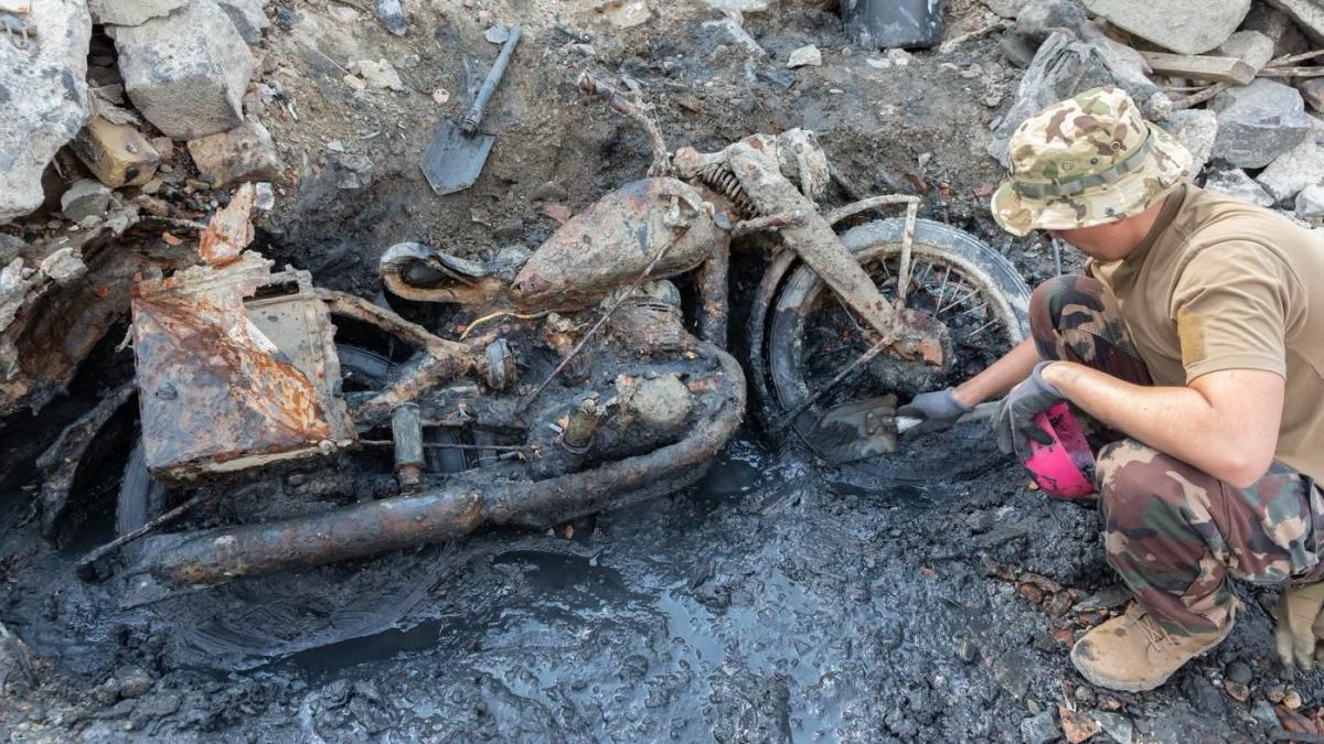 cum se face identificarea soldatilor germani descoperiti langa motocicleta din dunare vor fi ingropati la toamna langa budapesta