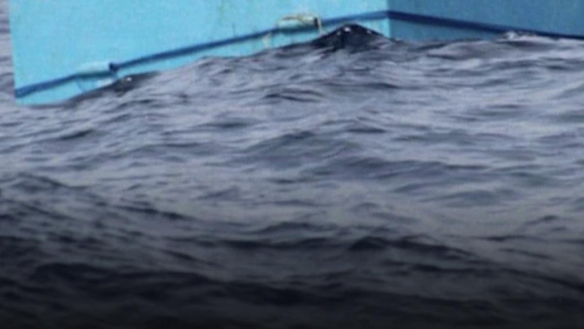 doi pescari au fost salvati dupa cinci zile petrecute in deriva pe o lada frigorifica