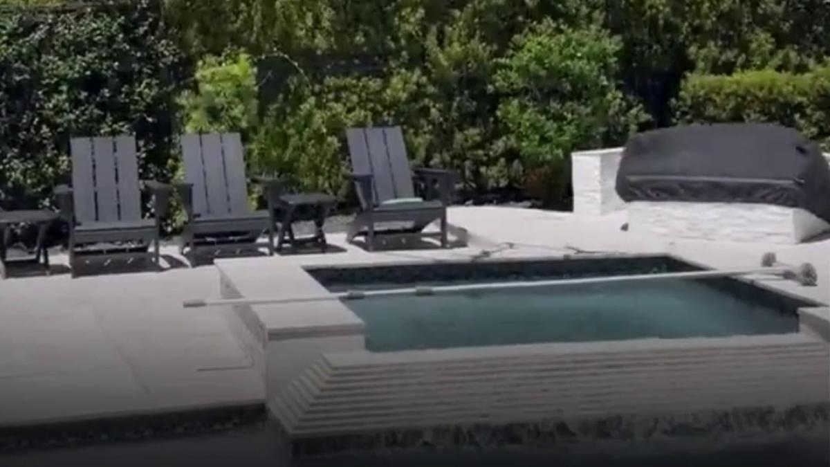 livrare cu ghinion o drona a aruncat coletul comandat de pe amazon direct in piscina