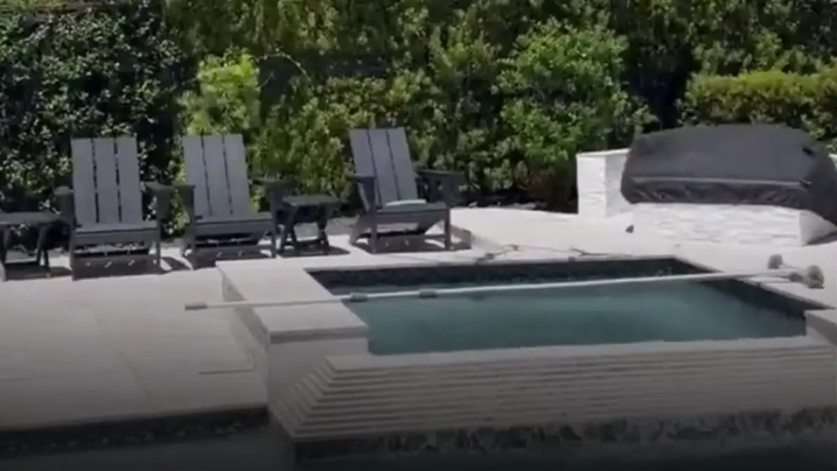 livrare cu ghinion o drona a aruncat coletul comandat de pe amazon direct in piscina