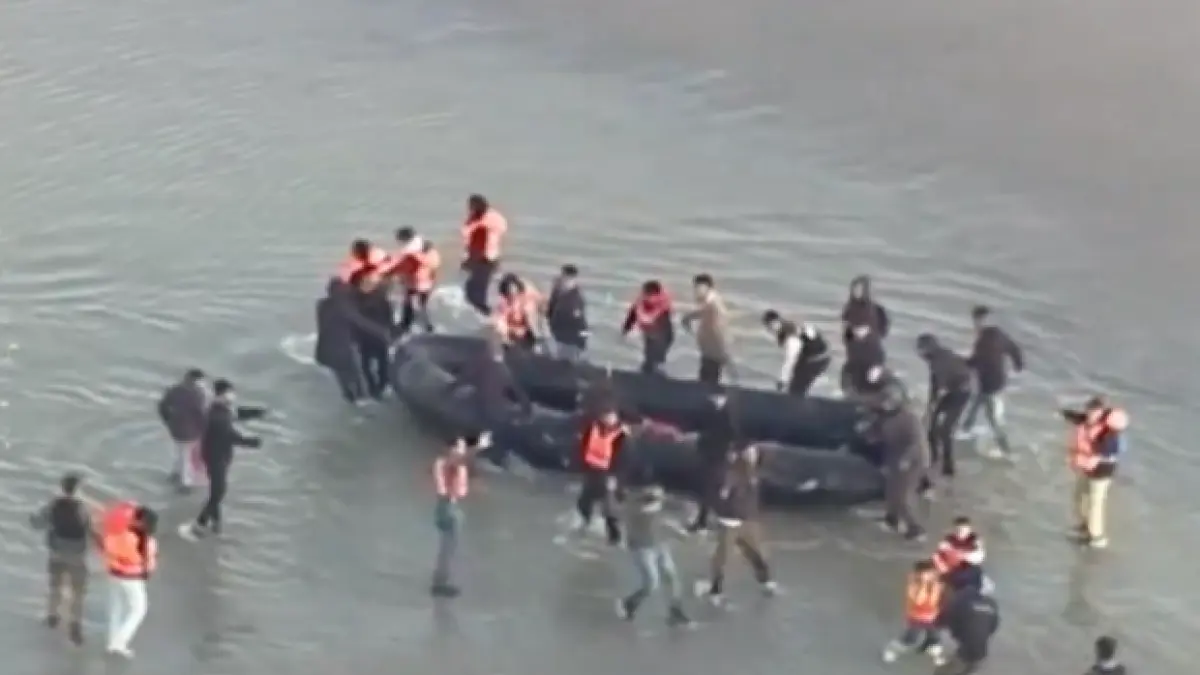 momentul in care politisti francezi sunt atacati de migranti a fost surprins pe camera in timpul unei interventii pe canalul manecii