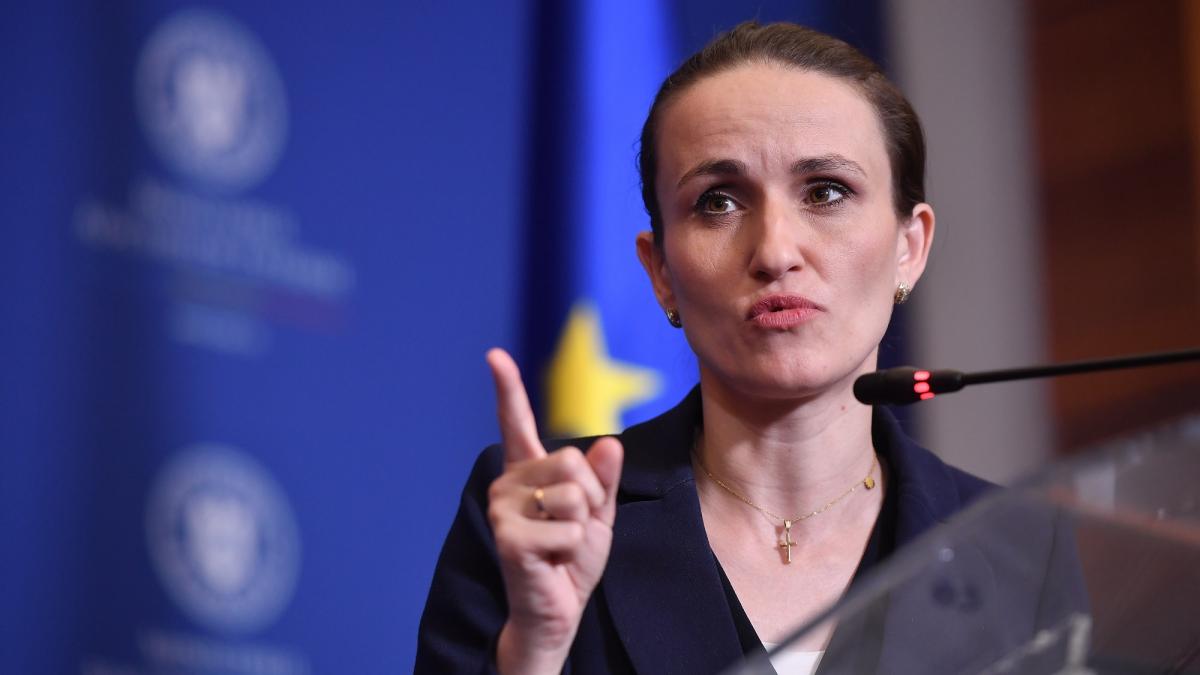 poza in care apare Oana Ţoiu, ministrul Afacerilor Externe al României