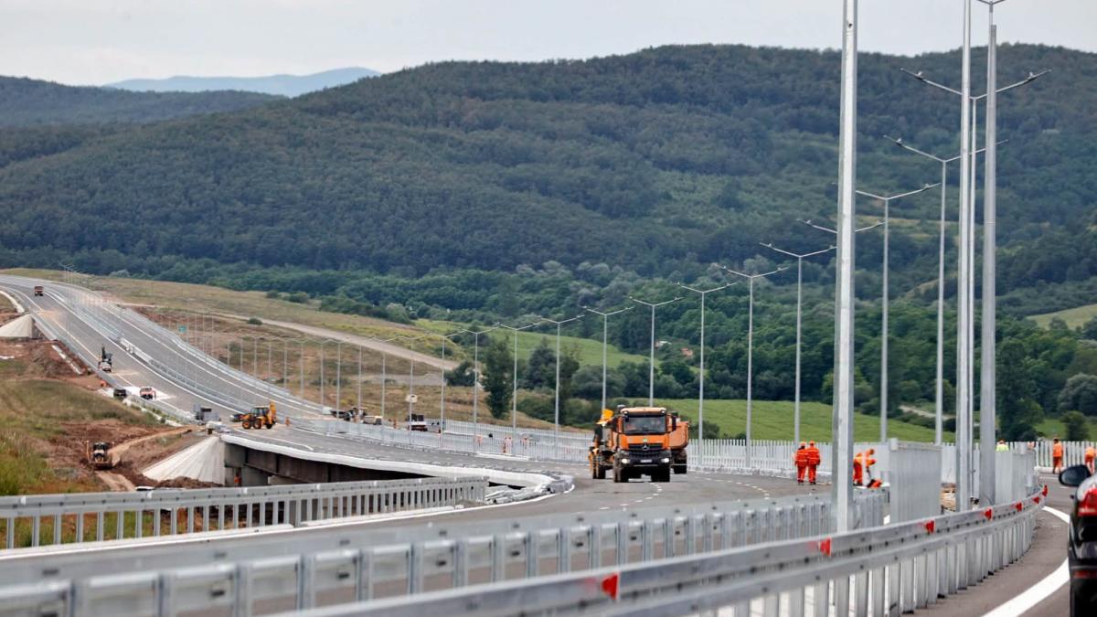 se apropie momentul in care se va putea merge continuu pe autostrada pana la nadlac a inceput asfaltarea tronsonului margina holdea