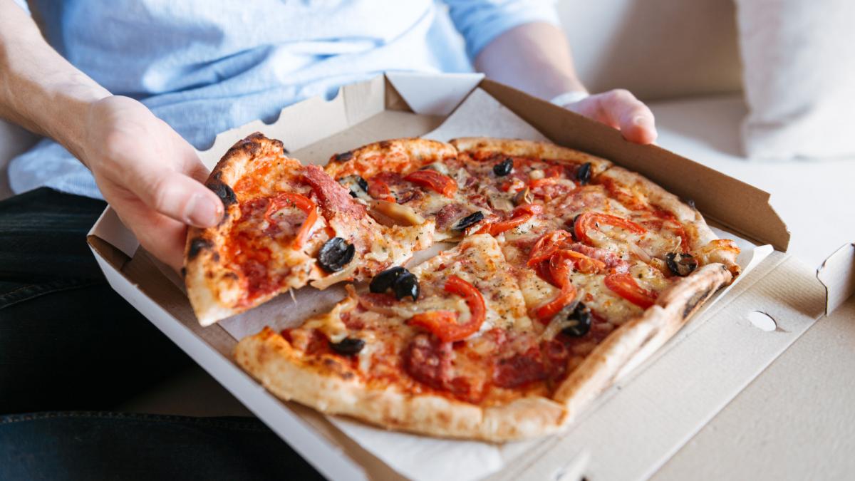 a facut o comanda de 300 de pizza si a ajuns in spatele gratiilor acum tanarul de 23 de ani risca opt ani de inchisoare