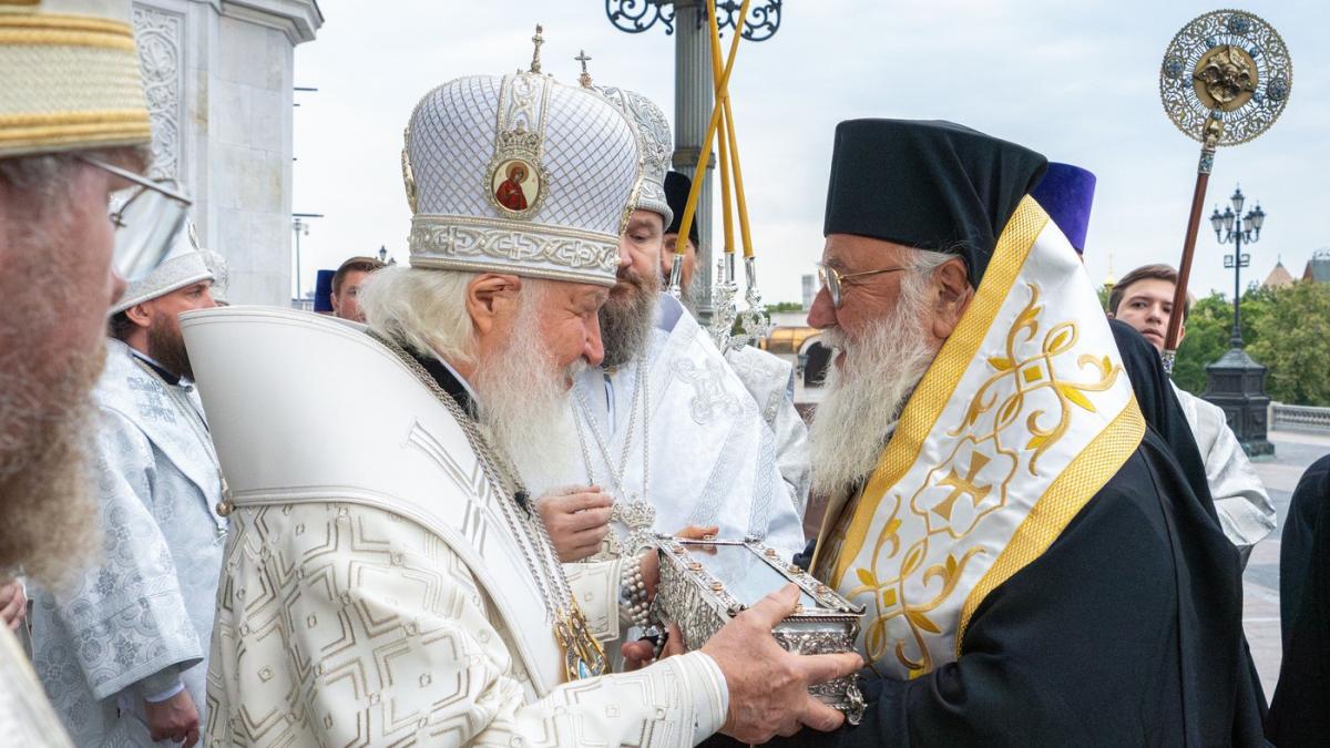 acuzatii de lovitura de palat in biserica ortodoxa din grecia dupa ce episcopul din corfu s a dus la moscova cu moaste controversate