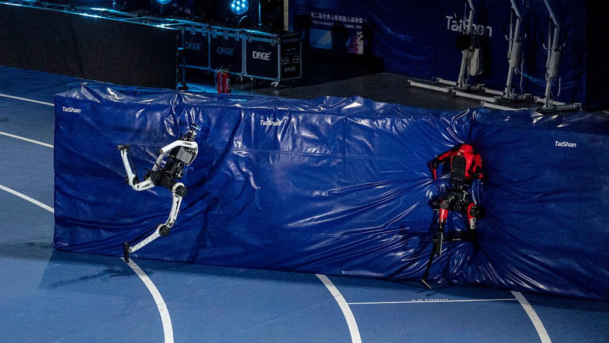 doi roboti umanoizi au doborat recordul mondial la 100 de metri stabilit de usain bolt in cat timp au parcurs distanta