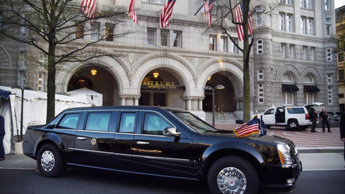 donald trump va da startul unei curse auto inedite in washington si va face un tur de pista in limuzina sa blindata