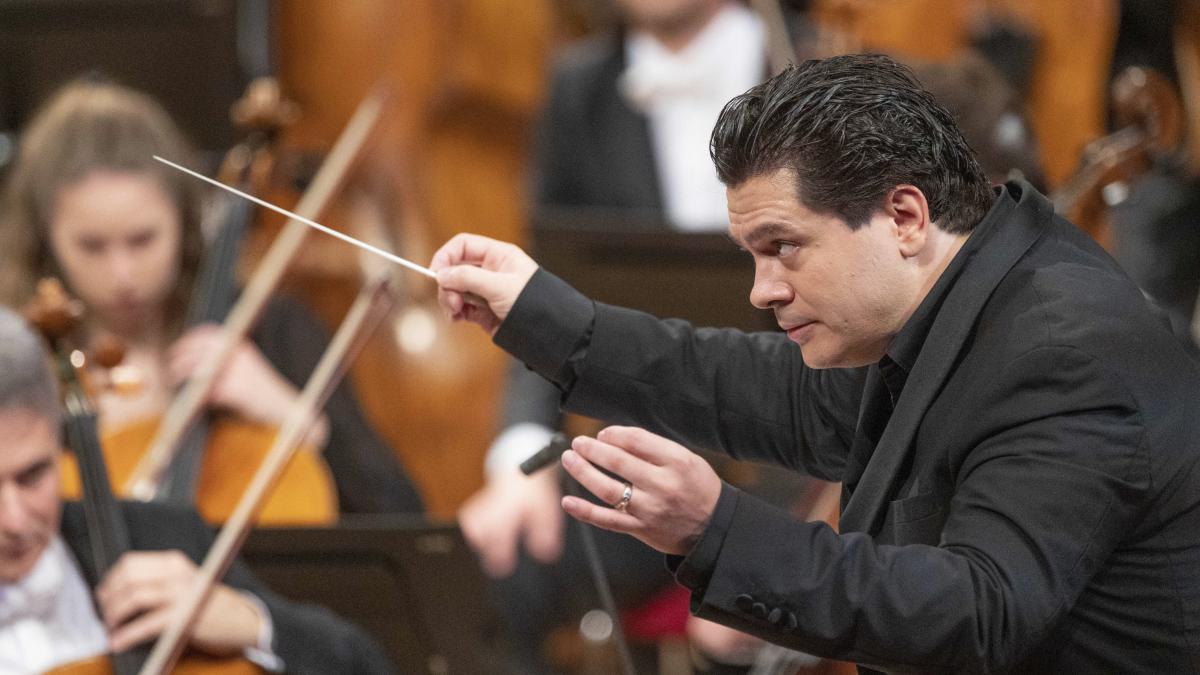 interviu cu maestrul cristian macelaru inaintea concursului george enescu viata de artist nu e usoara dar este bogata in sentimente