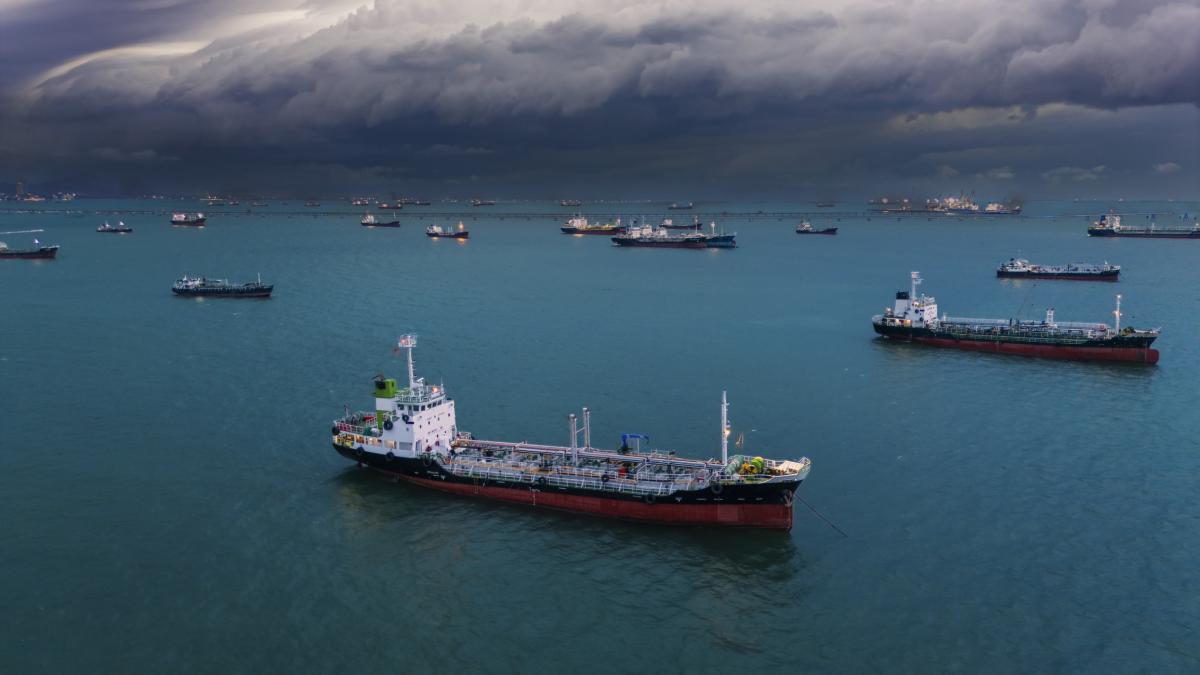 operatiunea secreta si riscanta care tine pretul petrolului sub control petrolierele dispar in stramtoarea ormuz cu ajutorul sua