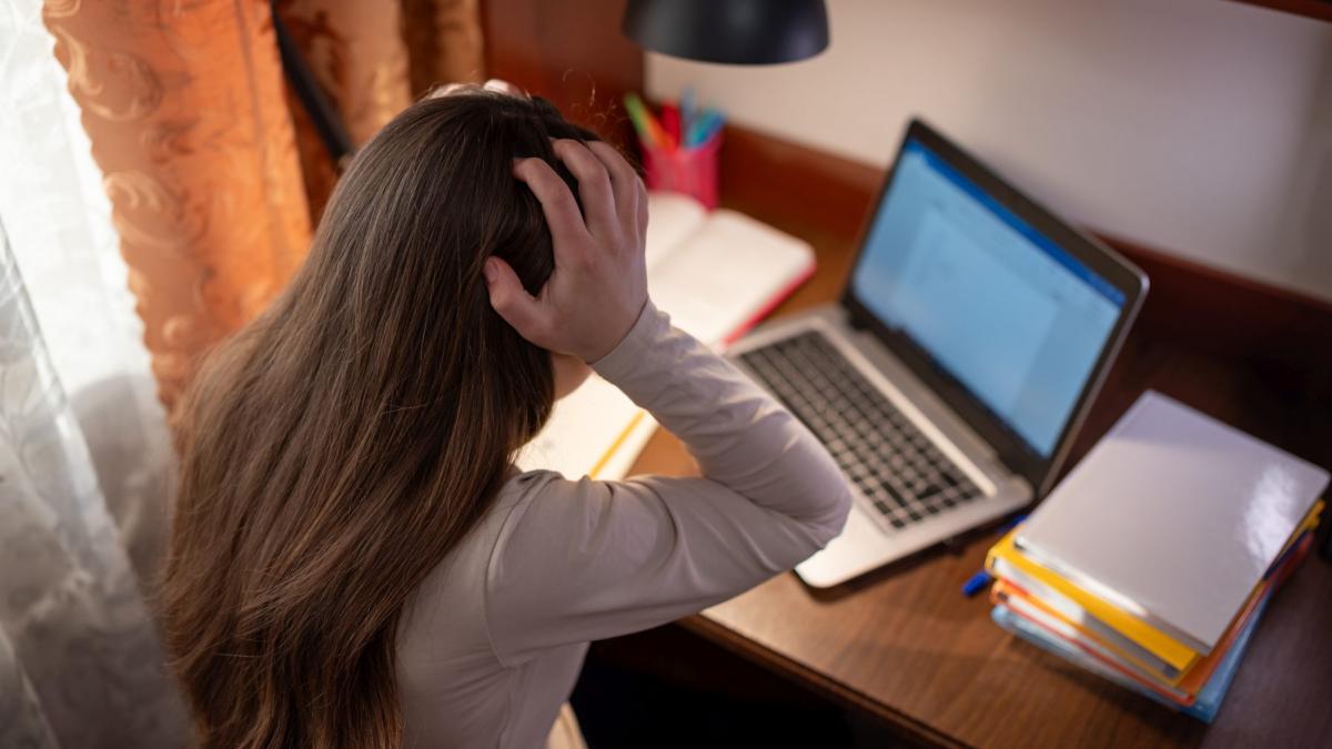 profesorul a ascuns un text cu font alb in examen si i a prins pe studentii care foloseau ai in cel mai stupid mod posibil