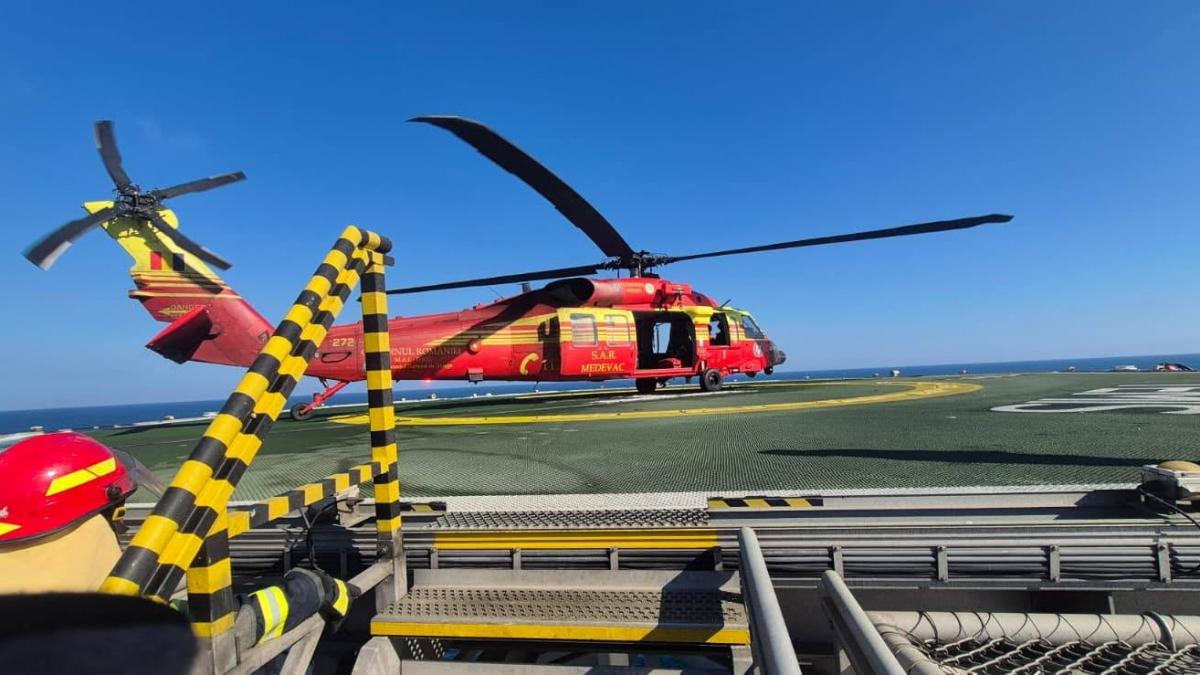 interventie de urgenta in marea neagra un elicopter black hawk a evacuat un membru al echipajului unei nave din zona neptun deep