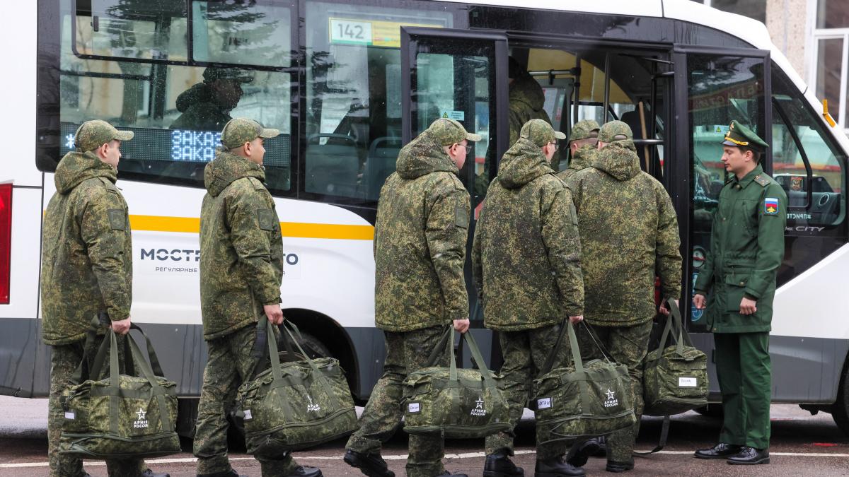 rusia se pregateste de o noua mobilizare militara zelenski spune ca 300 000 de noi recruti urmeaza a fi concentrati in armata rusa