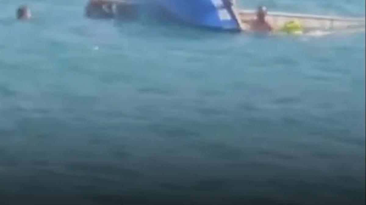velier rasturnat din cauza vantului puternic cinci oameni salvati