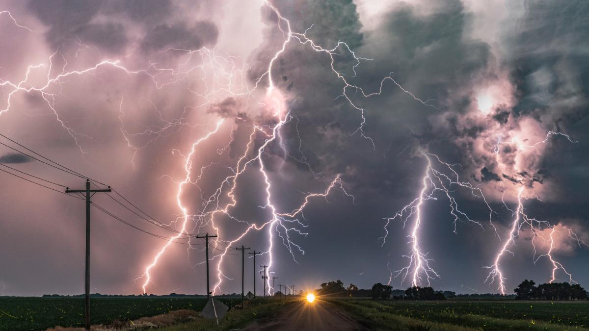 furtuna fulgere pe cer fenomen meteo extrem vreme severa