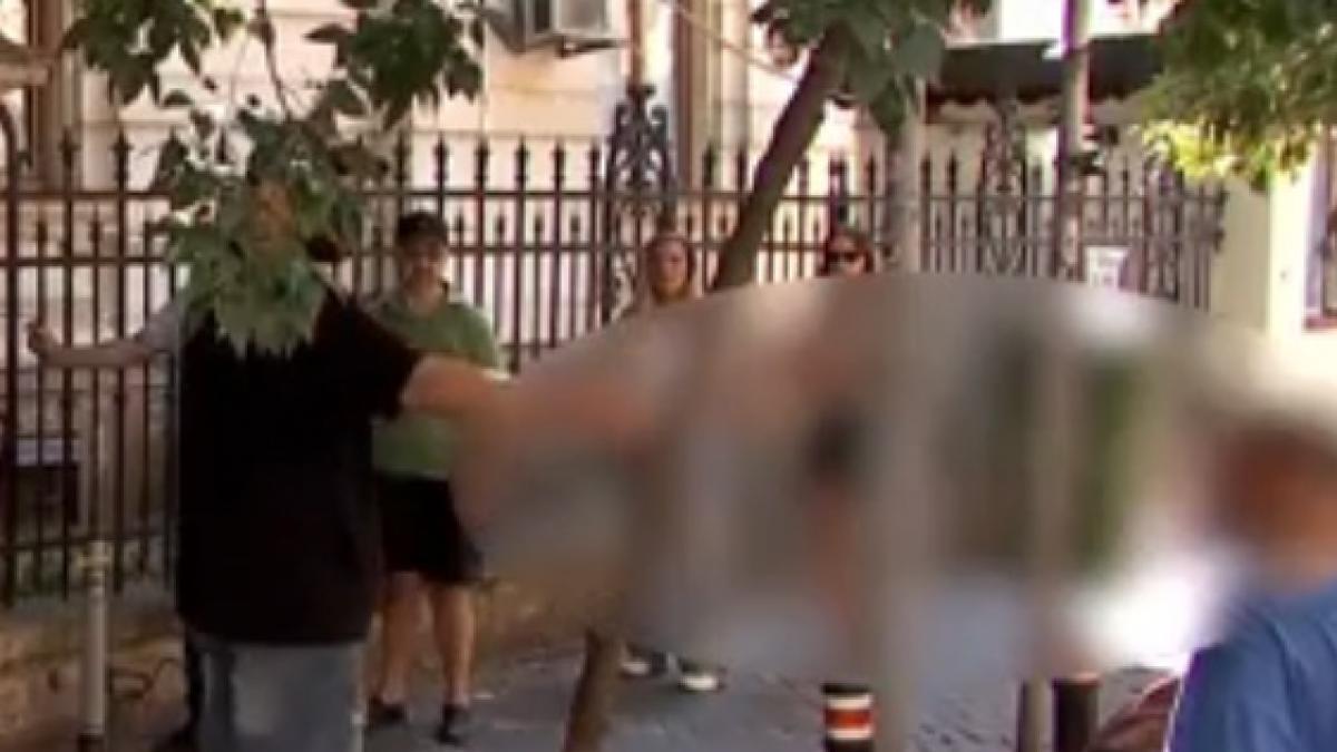 doi barbati s au luat la bataie la coada la merdenele in piata amzei imagini de la scandalul in care s a folosit si spray lacrimogen