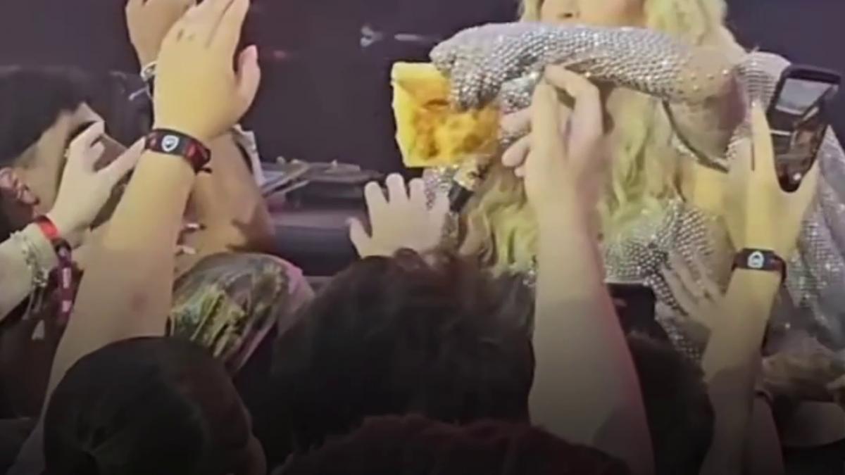 loredana groza a coborat de pe scena si a impartit merdenele fanilor in timpul unui concert