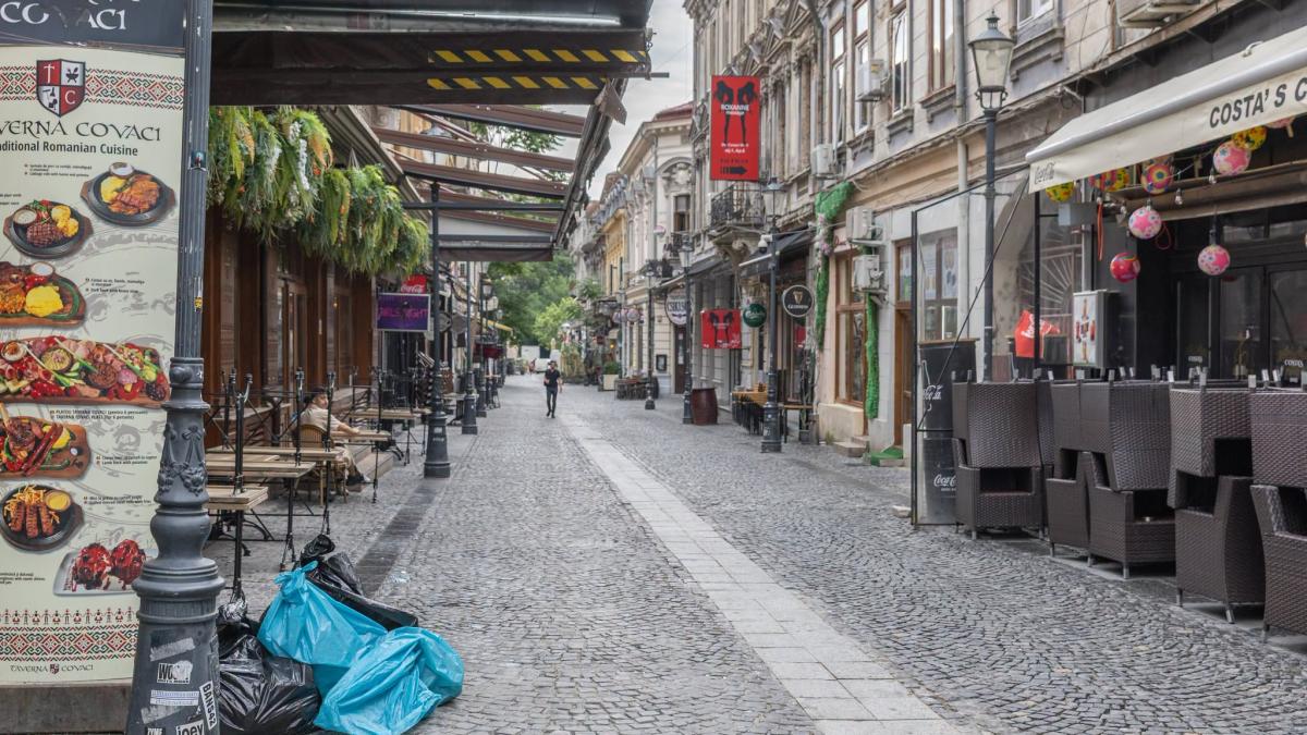 noi reguli pentru curatenie in centrul vechi din bucuresti strazile se vor spala zilnic iar sacii cu gunoi vor avea coduri qr